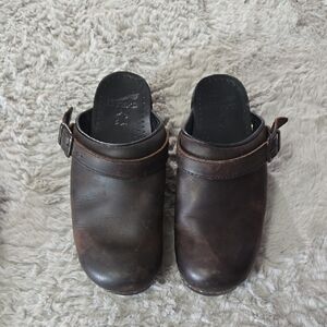 Dansko Ingrid clogs in antique brown size 8